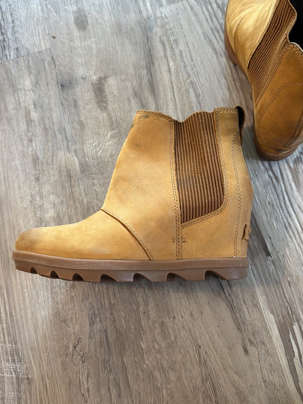 Sorel Women's Wedge Chelsea Boot in Camel/Tan